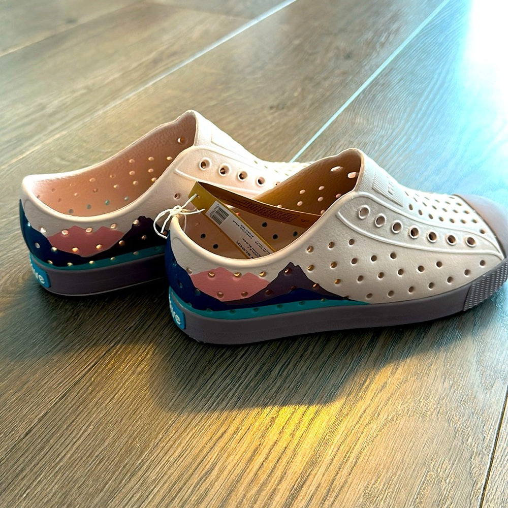 NWT Native Shoes - super cute mountain detail!